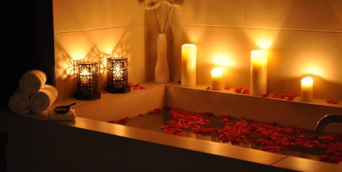 افكار لعيد الزواج وطرق تزيين حوض الاستحمام